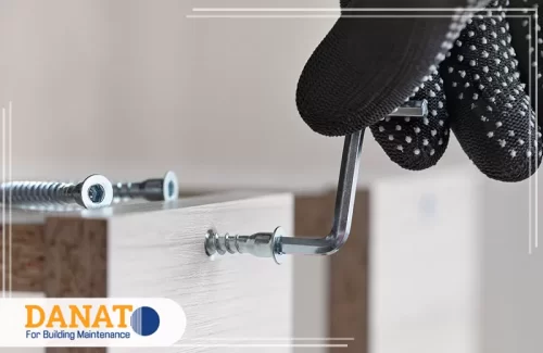 شركة فك وتركيب اثاث في دبي 0545248958 شركه دانات اللؤلؤ تثبيت مسمار الربط بمفتاح ألن لضمان وصلة قوية دون إتلاف حواف الخشب.