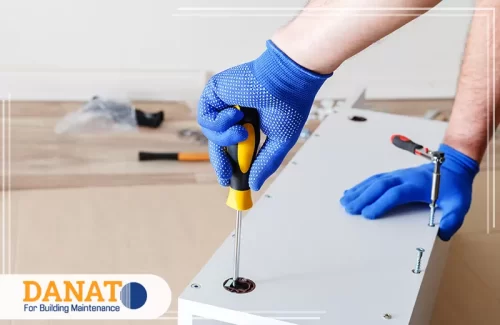 شركة فك وتركيب اثاث في دبي 0545248958 شركه دانات اللؤلؤ شد البراغي بقفازات واقية لتنفيذ التركيب بأمان والحفاظ على نظافة القطعة.