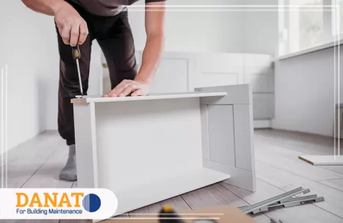 شركة فك وتركيب اثاث في دبي 0545248958 شركه دانات اللؤلؤ تثبيت أجزاء الطاولة بعناية لضمان استقامة السطح وثبات الهيكل بعد التركيب.