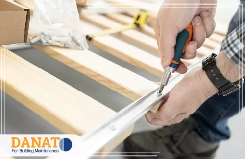 شركة فك وتركيب اثاث في دبي 0545248958 شركه دانات اللؤلؤ تركيب قاعدة السرير وشد الوصلات بإحكام لتحمل الاستخدام والحفاظ على التوازن.