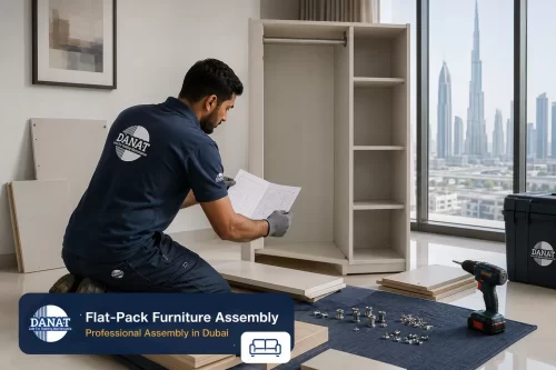 تركيب اثاث المكاتب في دبي 0545248958 شركة دانات اللؤلؤ فني دانات اللؤلؤ يراجع مخطط التجميع لضبط ألواح الخزانة ومساميرها بدقة.