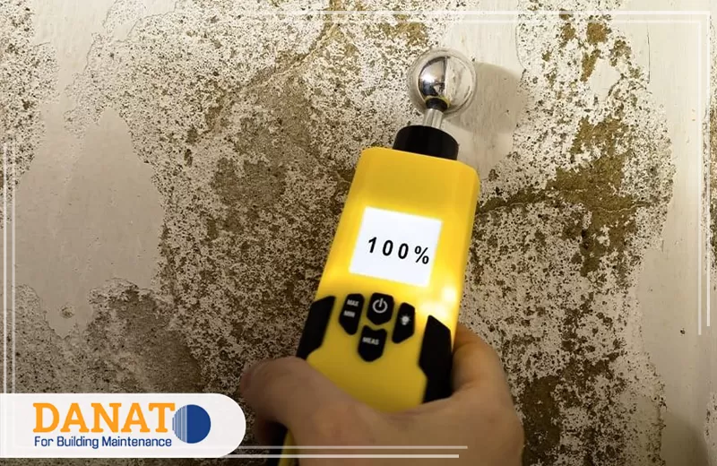 شركة معالجة الرطوبة في العين مع الضمان 0545248958 شركة دانات اللؤلؤ فحص جدار متضرر بالعفن والرطوبة باستخدام جهاز قياس إلكتروني لتحديد نسبة البلل ومصدر المشكلة.