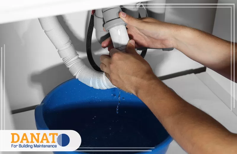 شركة تنظيف الروائح في عجمان 0545248958 دانات اللؤلؤ فني يفك سيفون الحوض وينظفه لمعالجة التسرب وإزالة الرواسب المسببة للروائح الكريهة.