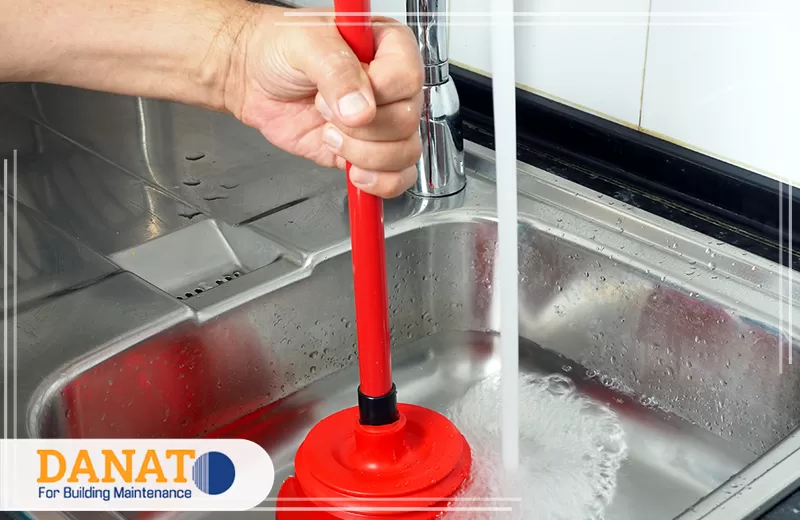 خطوات شركة معالجة الروائح الكريهة في الشارقة 0545248958 دانات اللؤلؤ استخدام أداة التسليك اليدوية لإزالة انسداد حوض المطبخ وتحسين تصريف المياه والحد من الروائح الكريهة الناتجة عن تراكم الرواسب.