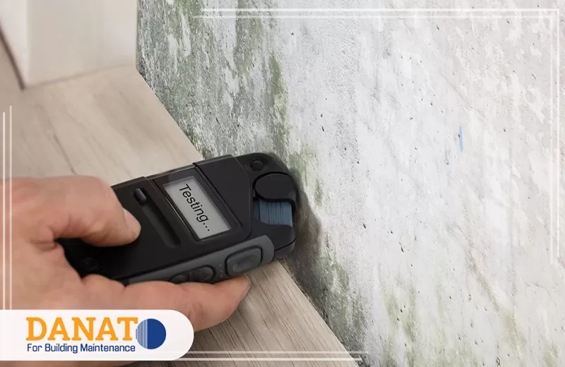 معالجة رطوبة الخزانات في العين 0545248958 دانات اللؤلؤ توضح الصورة فحص رطوبة الجدار بجهاز إلكتروني، لتحديد نسبة البلل قبل تنفيذ معالجة الرطوبة في العين.