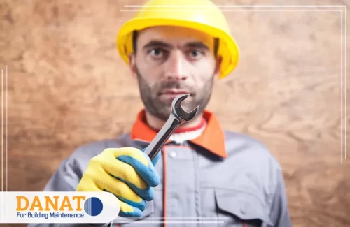 شركة صيانة مباني في عجمان 0545248958 شركة دانات اللؤلؤ فني محترف مجهز بقفازات واقية ومفتاح ربط معدني لضمان جودة الإصلاحات.