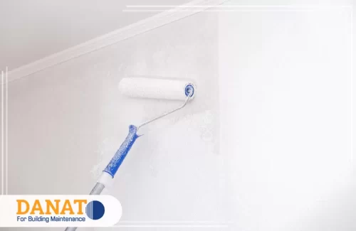 شركة صباغ في أبوظبي 0545248958 شركة دانات اللؤلؤ فني يجهز الحائط بالمعجون قبل تنفيذ أعمال الدهان داخل شقة في أبوظبي.